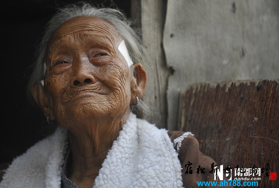 梁婆婆讲述起自身境况时，一度忍不住泪眼模糊。.jpg