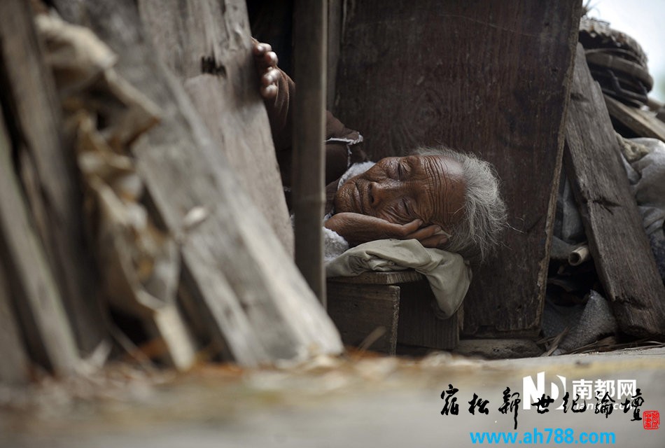 梁婆婆没有枕头，困了就拿小板凳做枕头。.jpg