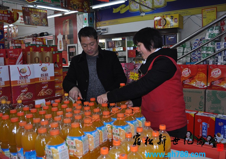 陈华明同员工一起摆放货物_宿松新新世纪论坛公益协会.jpg