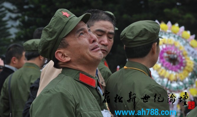 复件 参战老兵在云南屏边烈士陵园扫墓_.jpg