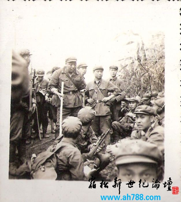 115团团长柯云中在越南215高地指挥作战（左三）.jpg