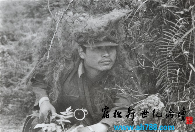 115团侦察兵在侦察时的情景.jpg
