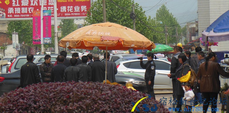 宿松城管与小贩 怕栽赃用摄像机记录证据4.jpg
