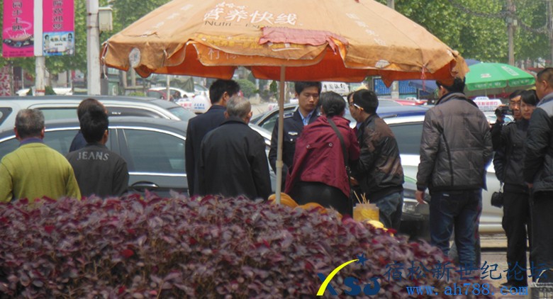 宿松城管与小贩 怕栽赃用摄像机记录证据.jpg