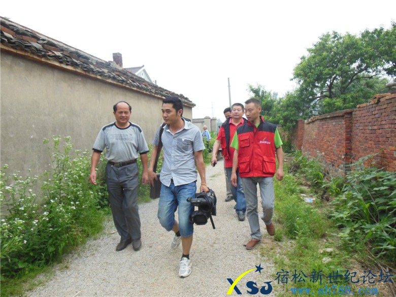 新世纪论坛公益协会慰问何腊梅01.jpg