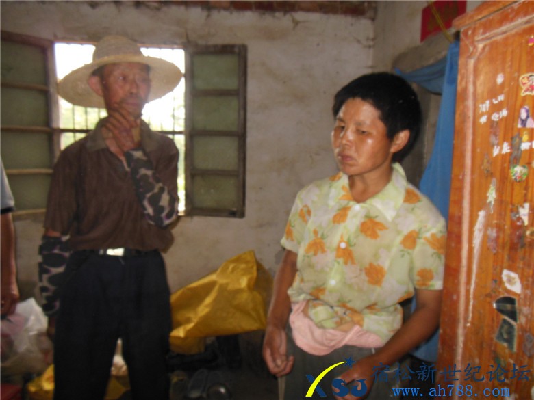 新世纪论坛公益协会慰问何腊梅30.jpg