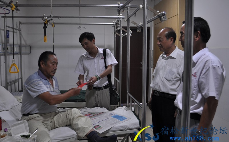 金莎代表向袁德友送去爱心款_副本.jpg