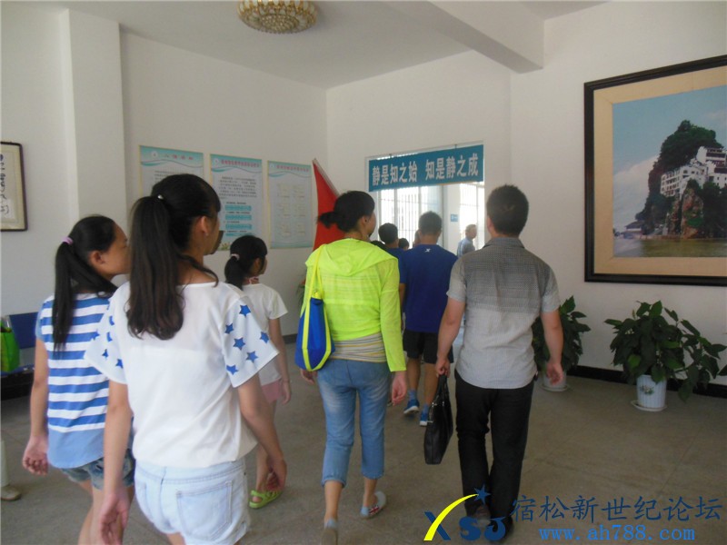让农村特困留守儿童享受快乐教育活动照片，宿松新世纪论坛摄0.jpg