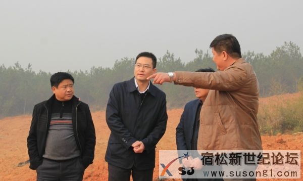 龙城董事长向王赵春介绍基地.jpg