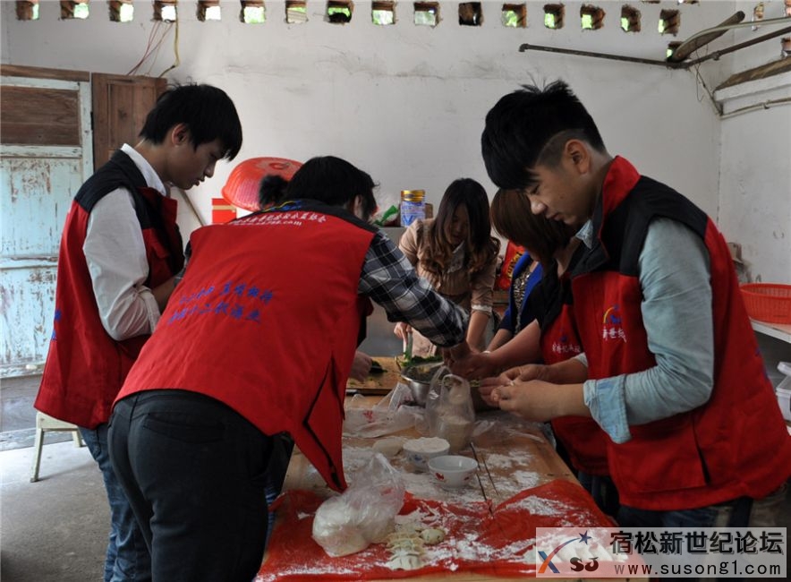 志愿者们在给老人包饺子_副本.jpg