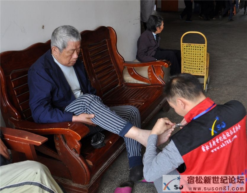 志愿者在为老人修指甲_副本.jpg