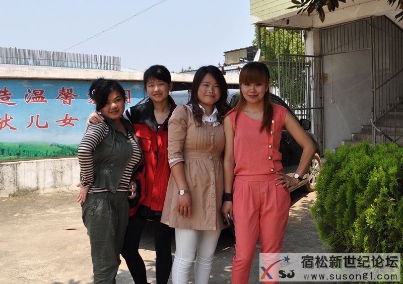 何仁妻子合影_副本.jpg