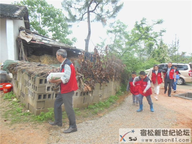 宿松新世纪论坛公益协会助残慰问，何仁摄04.jpg
