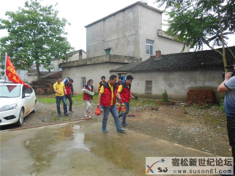 宿松新世纪论坛公益协会助残慰问，何仁摄11.jpg