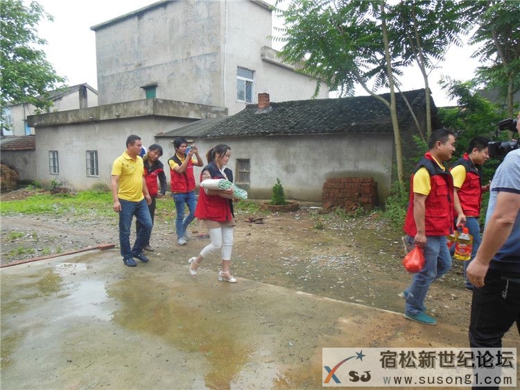 宿松新世纪论坛公益协会助残慰问，何仁摄12.jpg