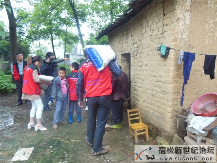 宿松新世纪论坛公益协会助残慰问，何仁摄14.jpg