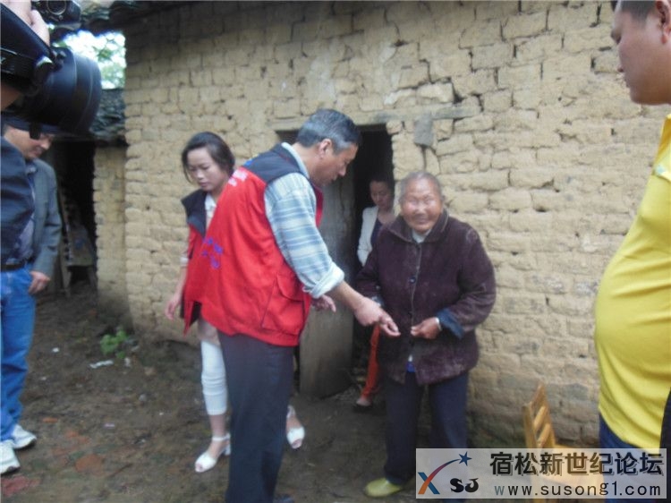 宿松新世纪论坛公益协会助残慰问，何仁摄15.jpg