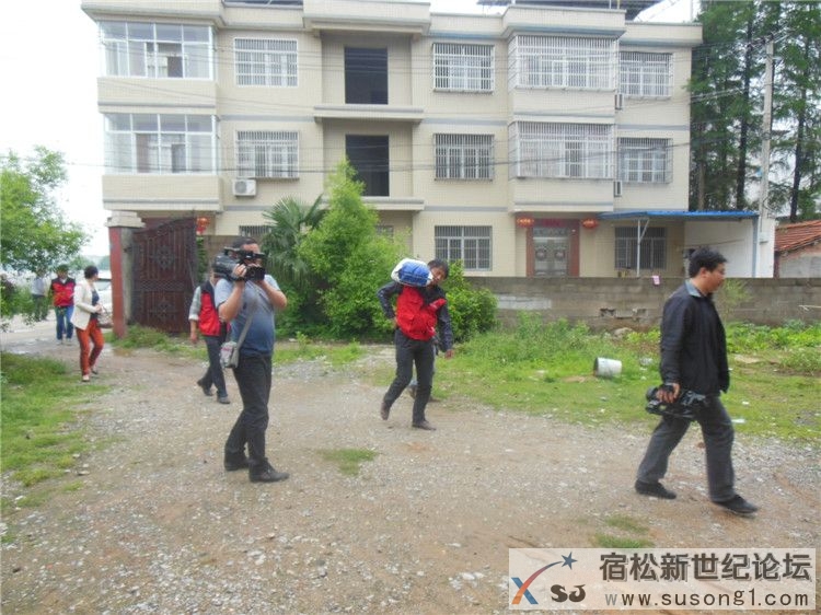 宿松新世纪论坛公益协会助残慰问，何仁摄25.jpg