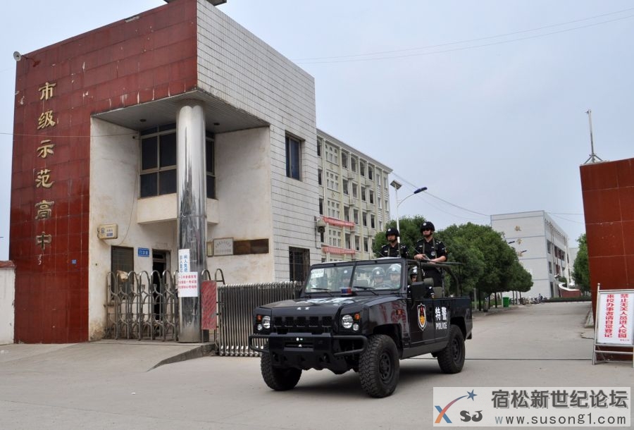 “勇士”在校园巡逻时的情景2.jpg