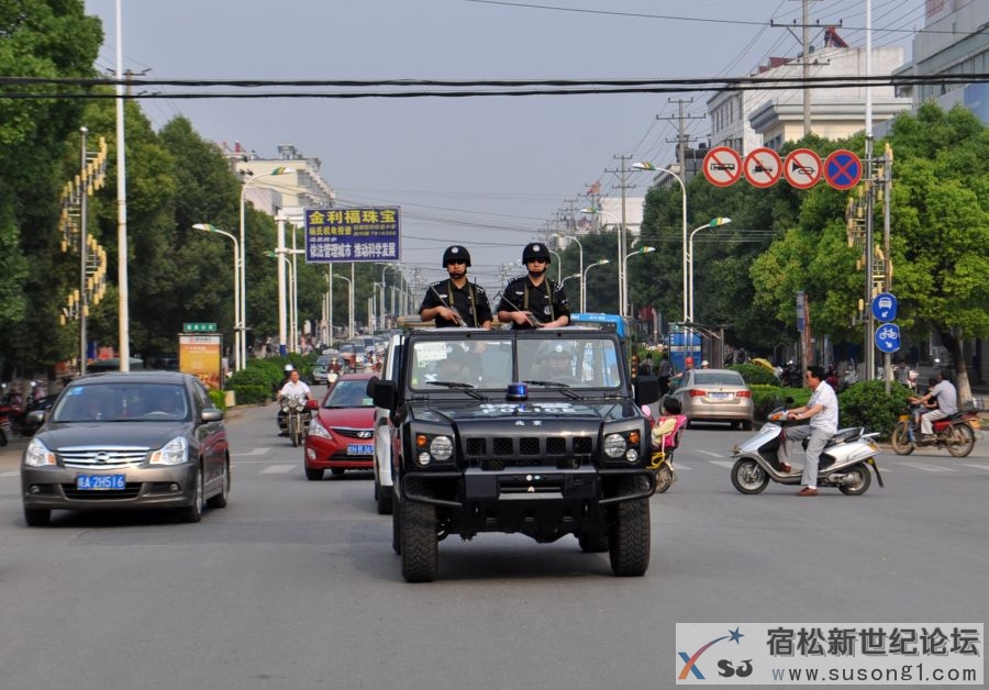 “勇士在街面巡逻时的情景”1.jpg