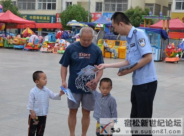 民警向市民发放禁毒宣传单.JPG