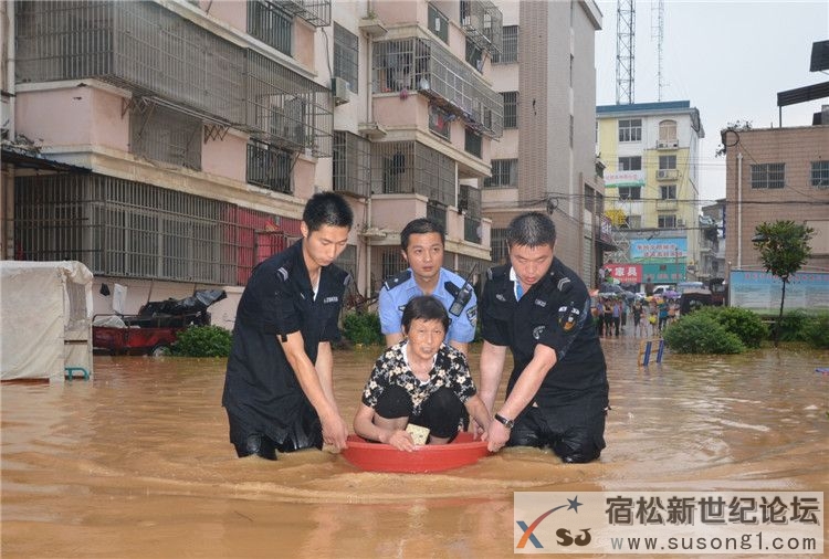 抢救被困老人.jpg
