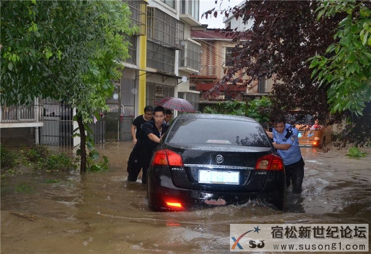特警帮群众转移被困轿车.jpg