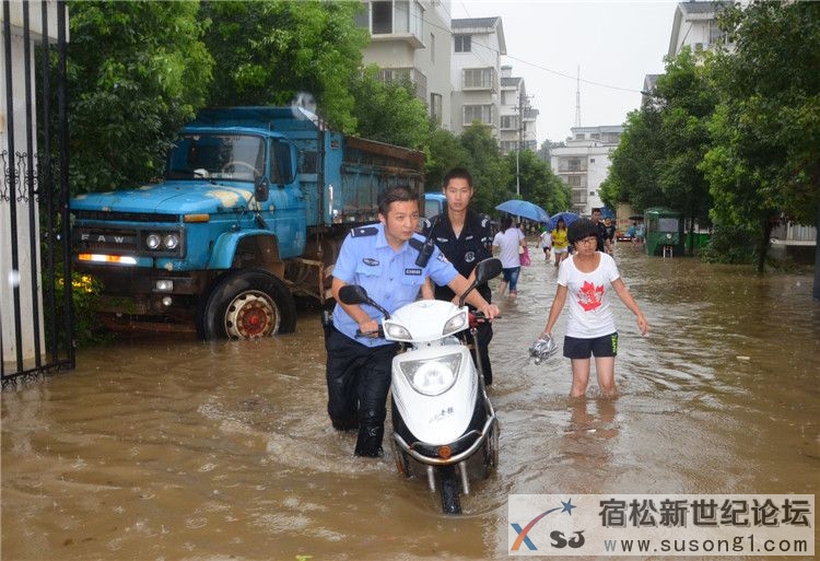 特警帮群众转移被困摩托车.jpg
