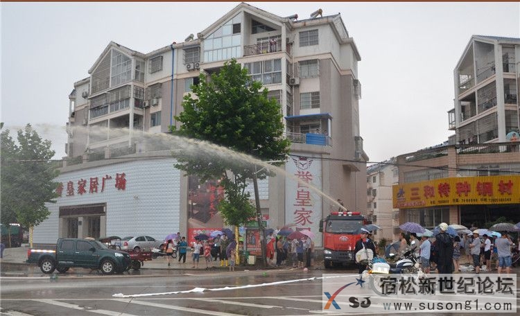 消防用机械为受灾区域排水..jpg