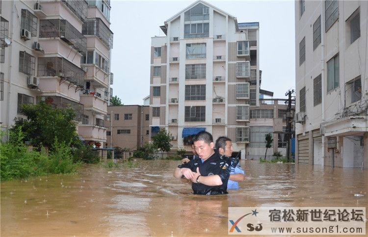 特警搜索被困群众.jpg
