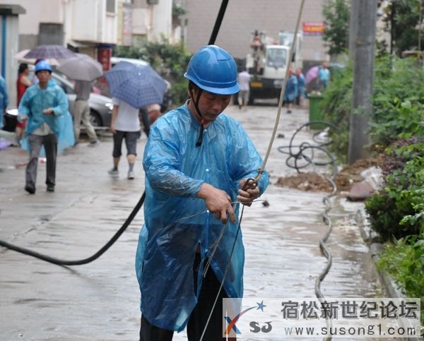 把电缆拉上电杆.JPG