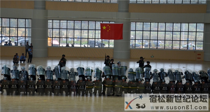 演练防暴队形.jpg