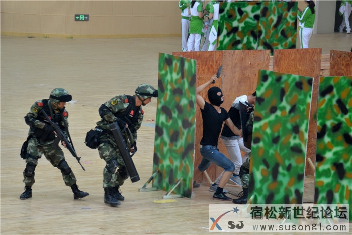 演练武警反劫持1.jpg