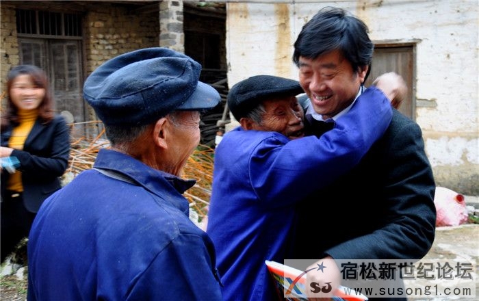 七旬老人与王孟鸣拥抱在一起.jpg
