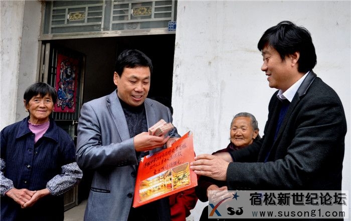 王孟鸣（右一）将168名老人的保险费交到村干部手上.jpg