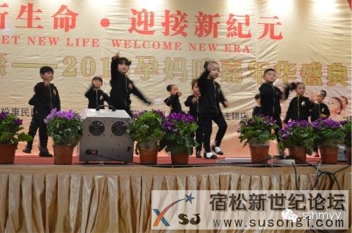 可爱的小朋友们表演《小苹果》舞蹈.jpg