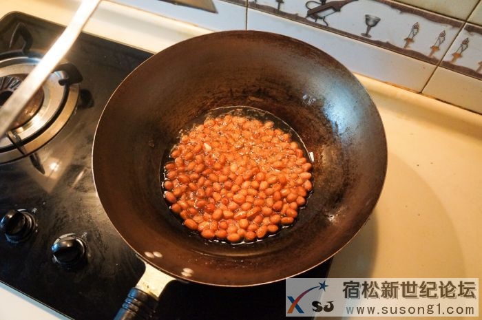 第一步是油酥花生米，这个就要掌握好火候。一定得有点提前量捞出来