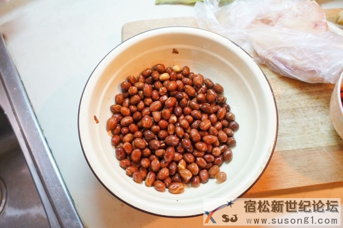 捞出来以后，热量还有，花生米还在继续加热，所以一定要 提前一点。