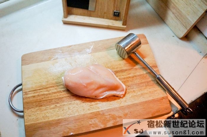 鸡胸肉，用松肉锤松一下再切