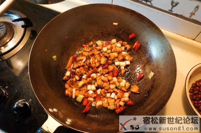 锅里留点跑油，加葱姜蒜，海椒花椒炒香。