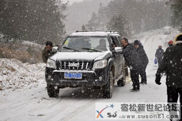 2013年春节期间，大雪纷纷，推车前行.JPG