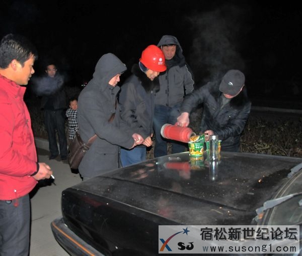 除夕夜，泡碗方便面当年夜饭.jpg