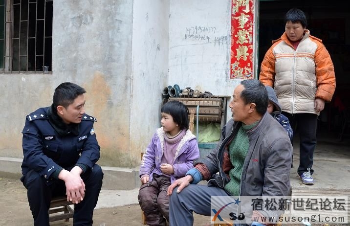 吴义国与特困生亲切交谈.jpg