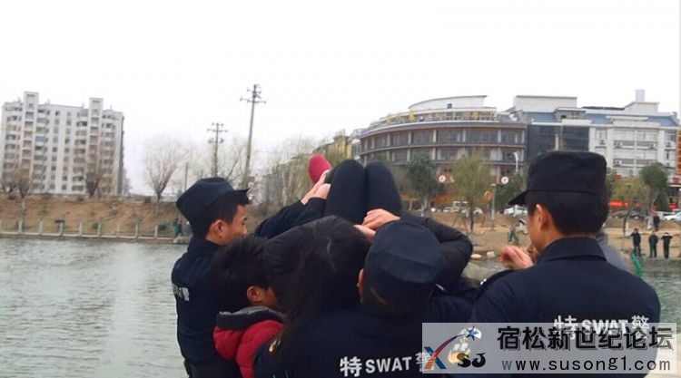 特警合力将轻生女孩从水中就起.jpg
