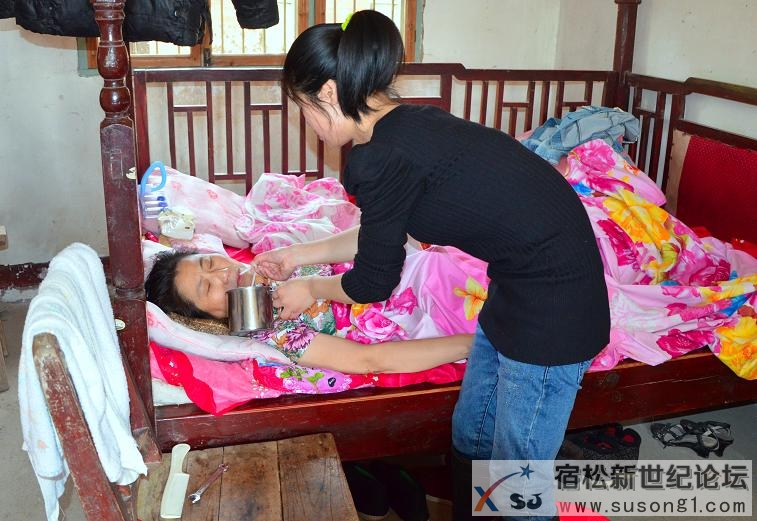 女儿照料回家休养的朱秀华.jpg
