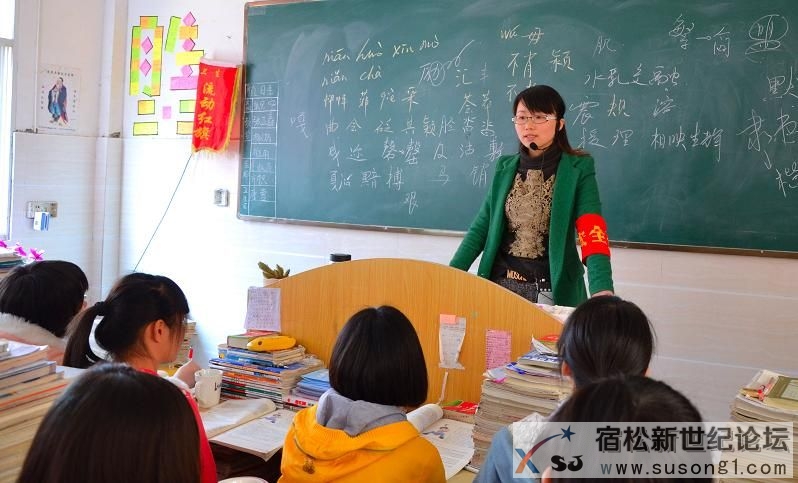 向学生授课.JPG