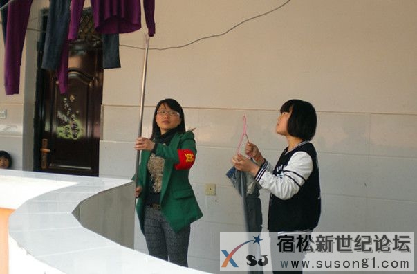 帮学生晾衣服.jpg