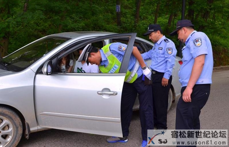 卡点民警检查可疑车子.jpg