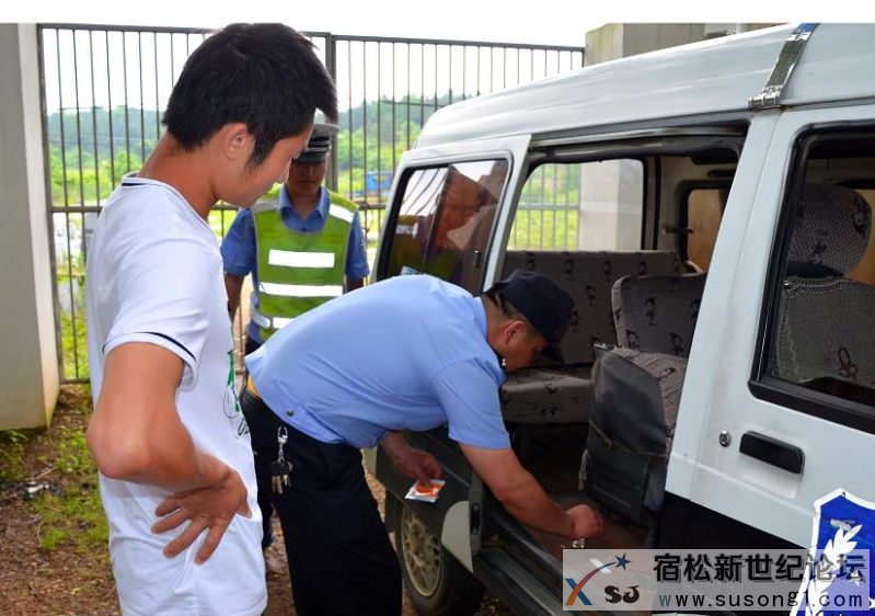 卡点民警现场对吸毒可疑人员进行尿检.jpg