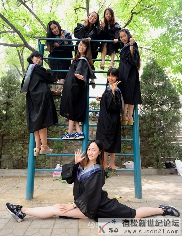 舞蹈系女生拍高难度毕业照获网友点赞 (1).jpg